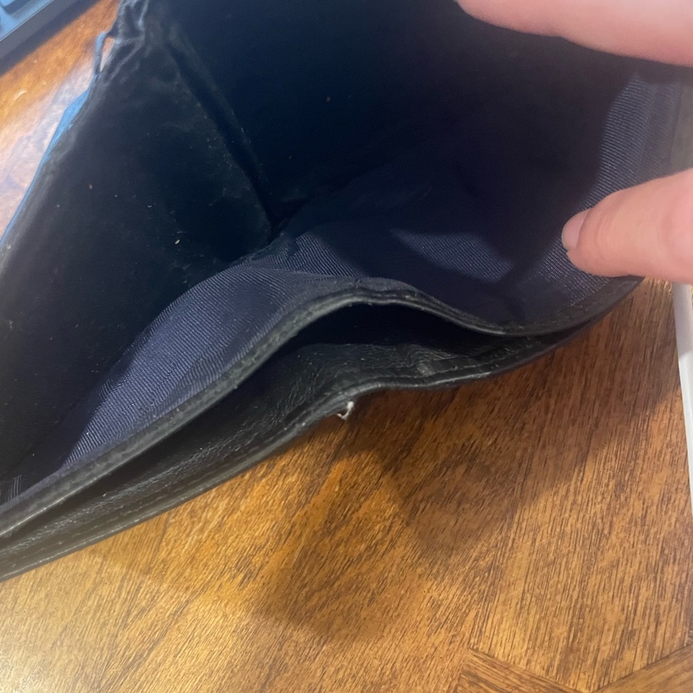 Gucci Black Leather Wallet with Embossed Logo - Picture 4 of 5